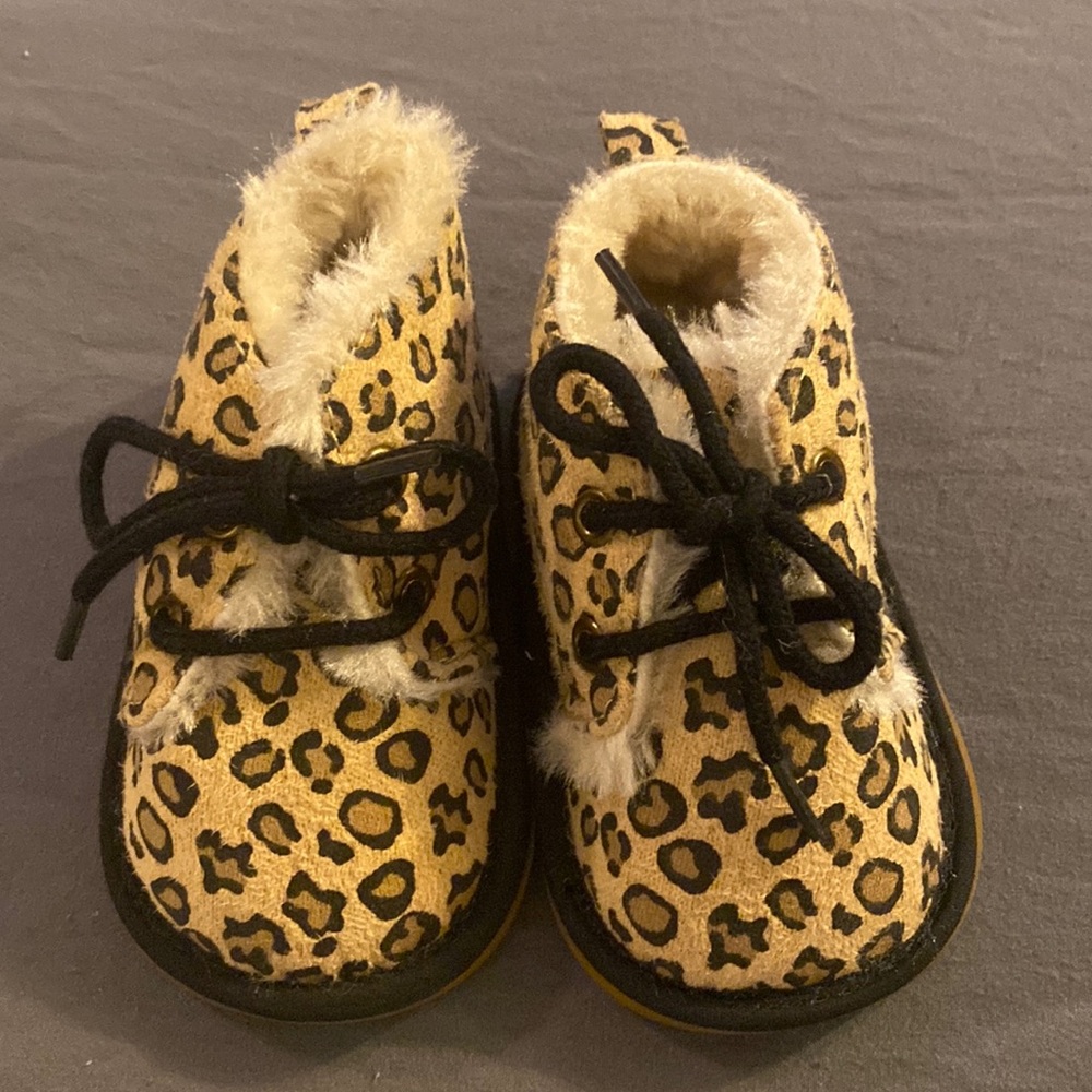 Leopard fleece lined baby booties - NWOT, size 110